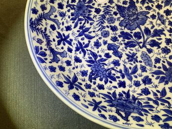 Un plat en porcelaine de Chine en bleu et blanc &agrave; d&eacute;cor floral, Kangxi